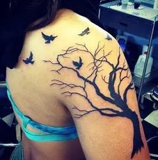 tatouage sur toute l 'épaule Arbre Et Oiseaux