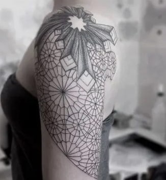 tatouage épaule Fleur Et Motifs 