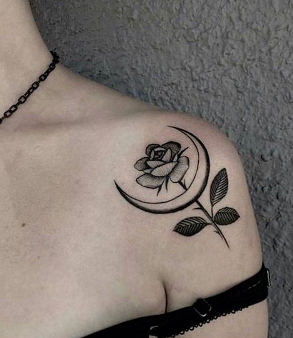 tatouage motif Fleur sur l'épaule