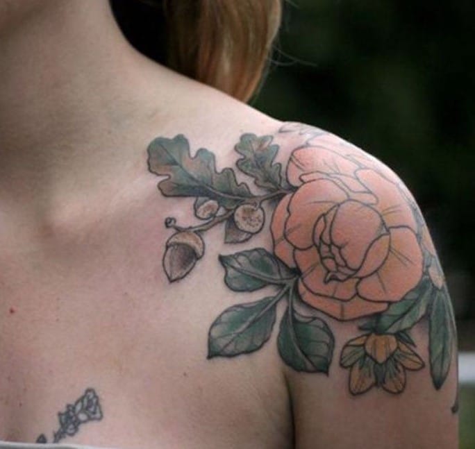 Fleurs tatouées sur toute l'épaule