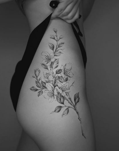 tatouage motif fleur sur la cuisse et la hanche