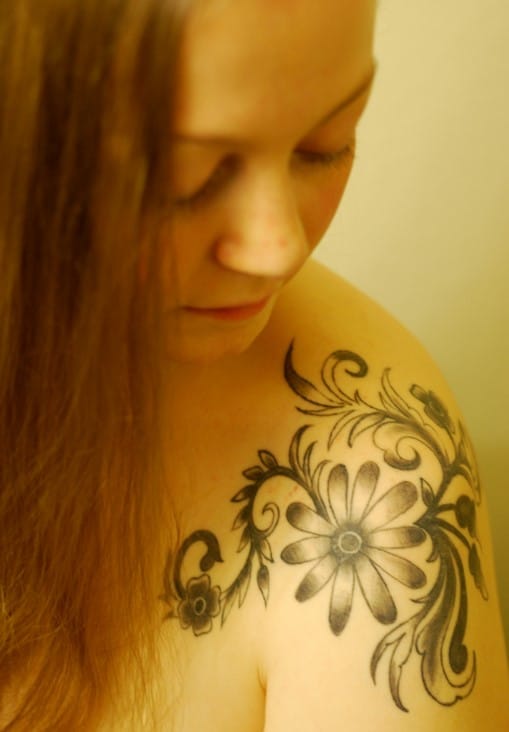 tatouage Fleurs Et Volutes 