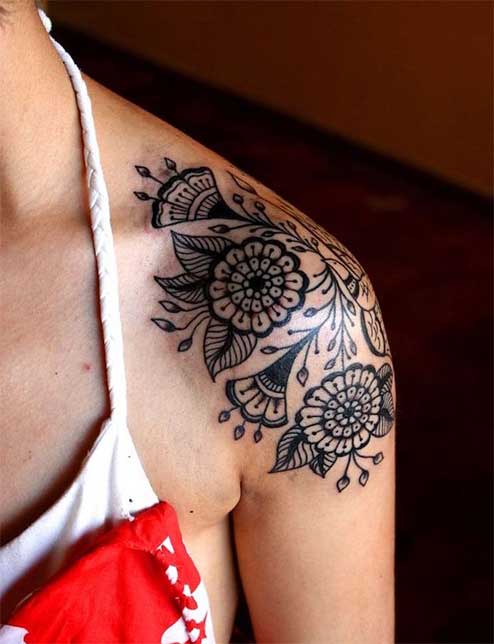 tatouage toute l épaule motif Fleurs 