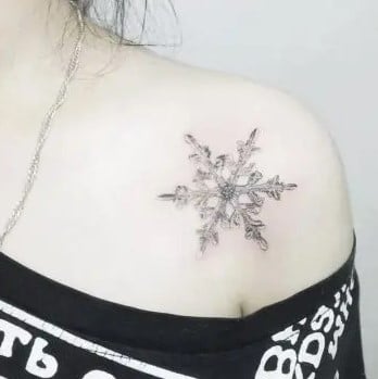 tatouage épaule motif Flocon