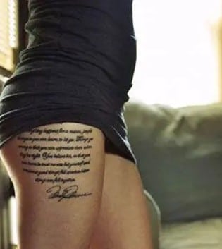 tatouage Message sur la cuisse 