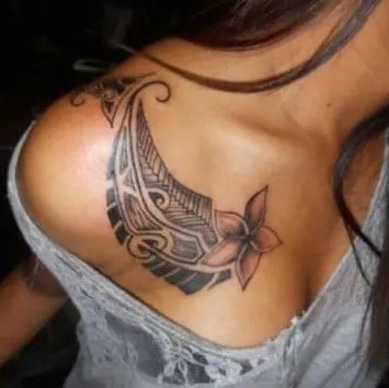 tatouage épaule Plume Et Fleur