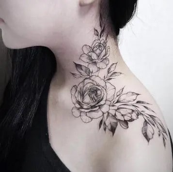 femme avec un tatouage sur l épaule motif Roses