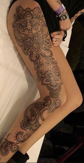 Tatouage Dentelle tout le long de la cuisse