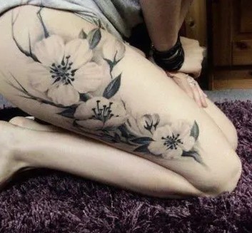 Tatouage à la cuisse motif Fleur