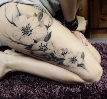 Tatouage à la cuisse motif Fleur 