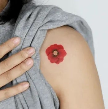 Tulipe Rouge tatouée sur l'épaule