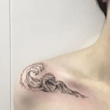 taouage sur l'épaule motif Vague