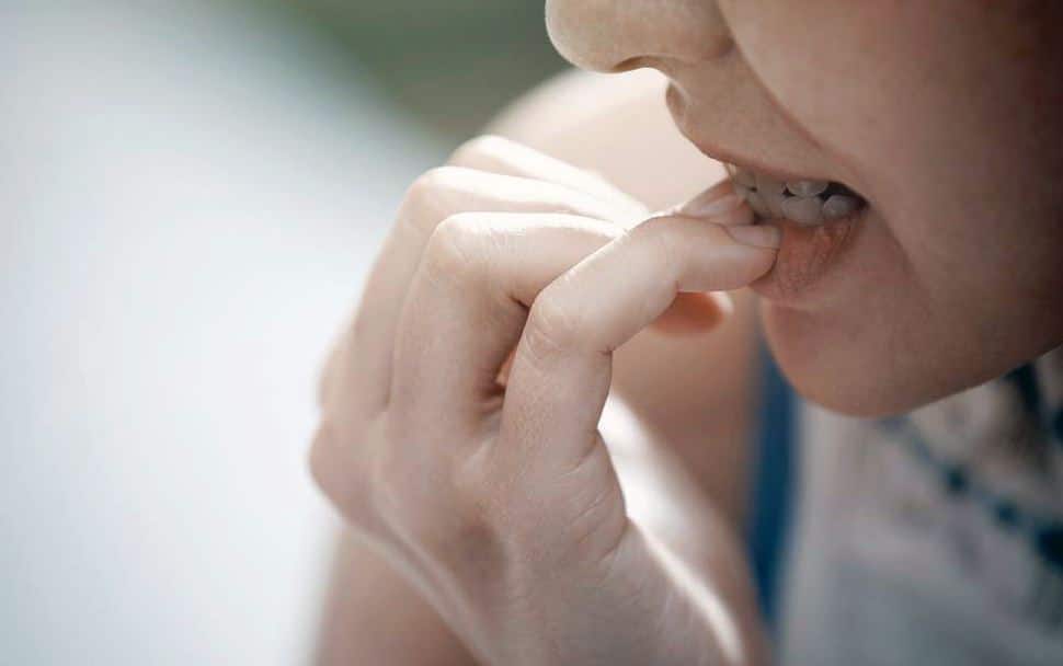 Femme Rongeant Ses Ongles