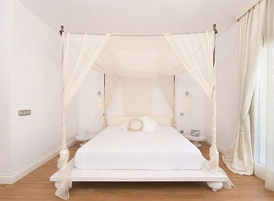 Lit Baldaquin dans chambre romantique
