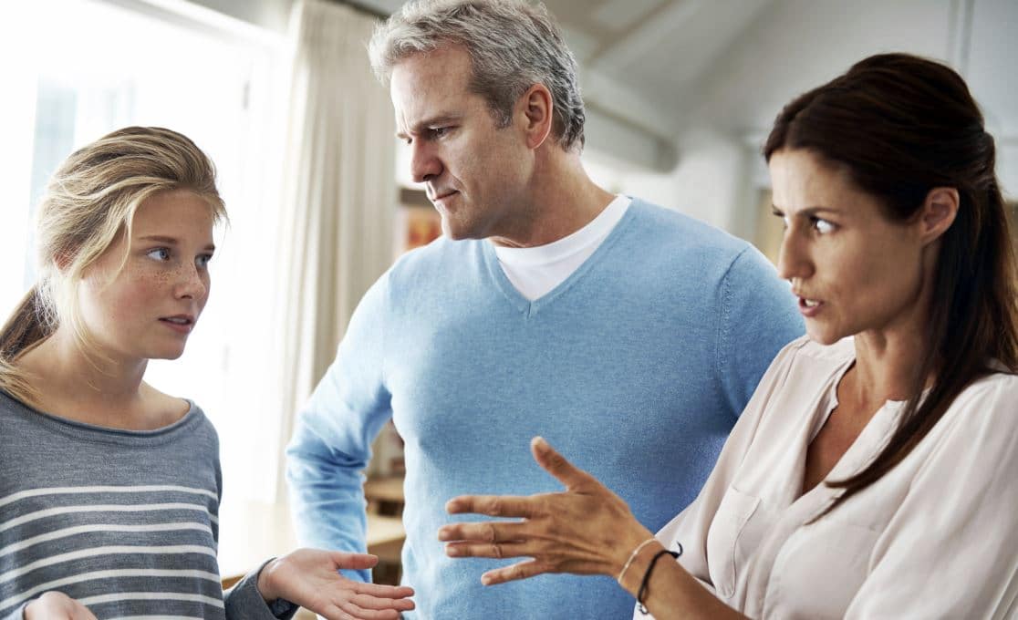 Adolescent Avec Ses Parents