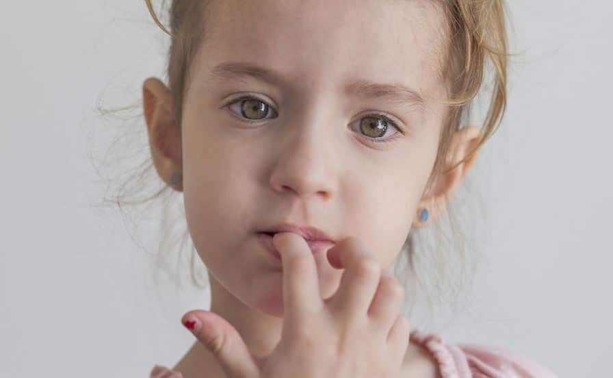 Enfant Qui Ronge Ses Ongles