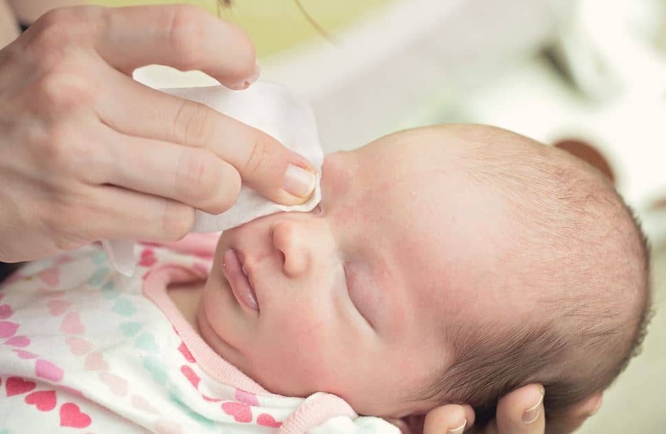 Comment nettoyer les yeux de bébé