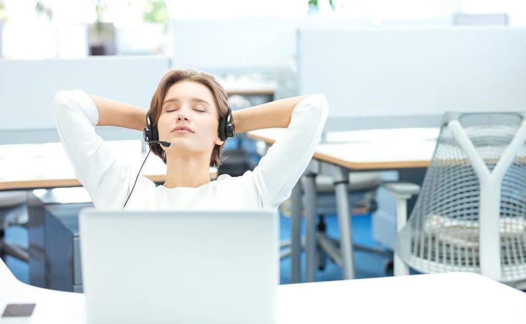 Femme Au Travail Detendue