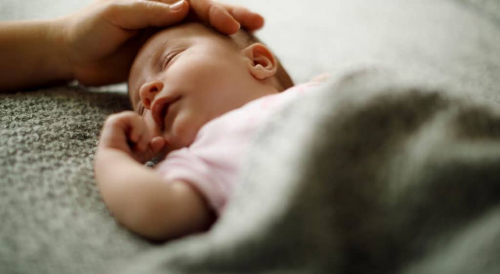 Bébé Fievreux Qui Dort
