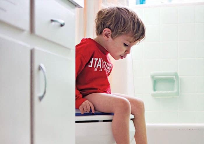 Enfant Aux Toilettes