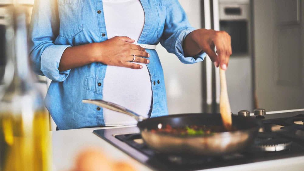 Femme Enceinte Qui Cuisine