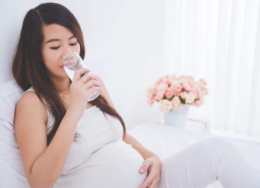Femmes Enceinte Qui Boit De L'eau