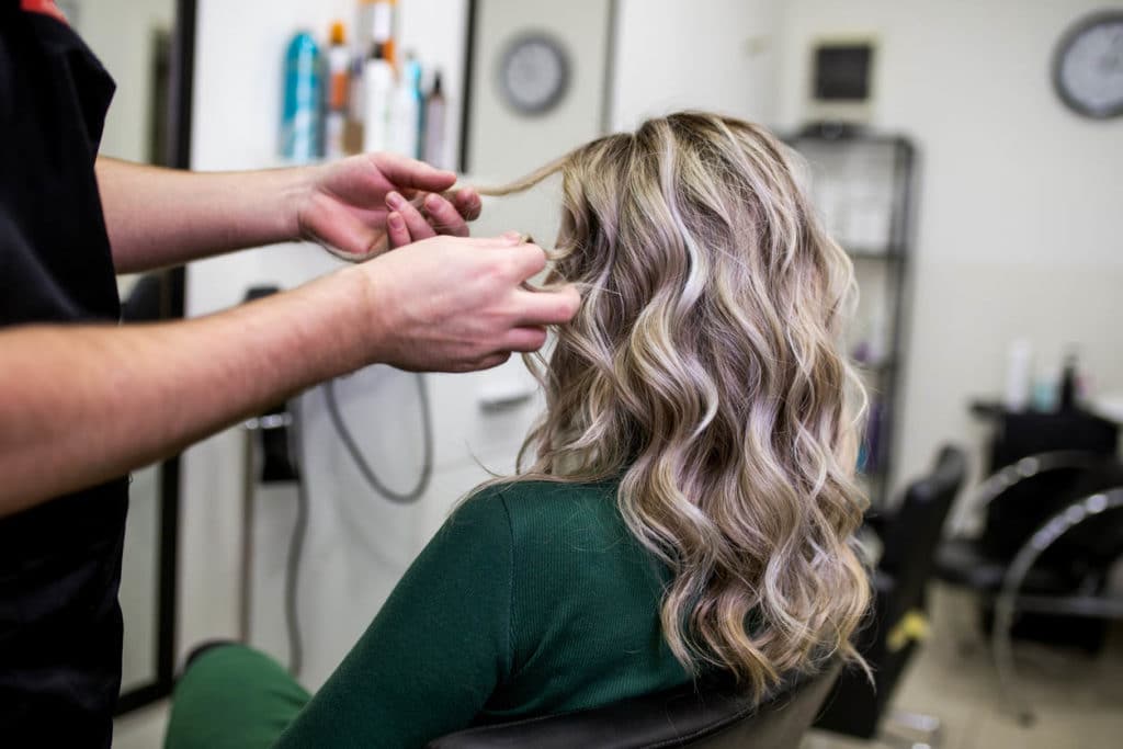 Femme meche blondes au salon de coiffure