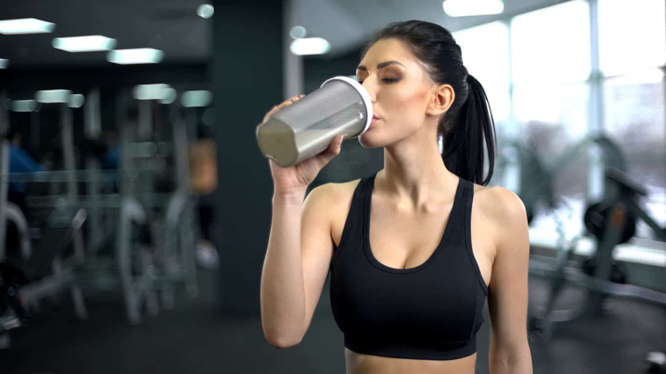 Femme sportive boisson protéiné-après entraînement