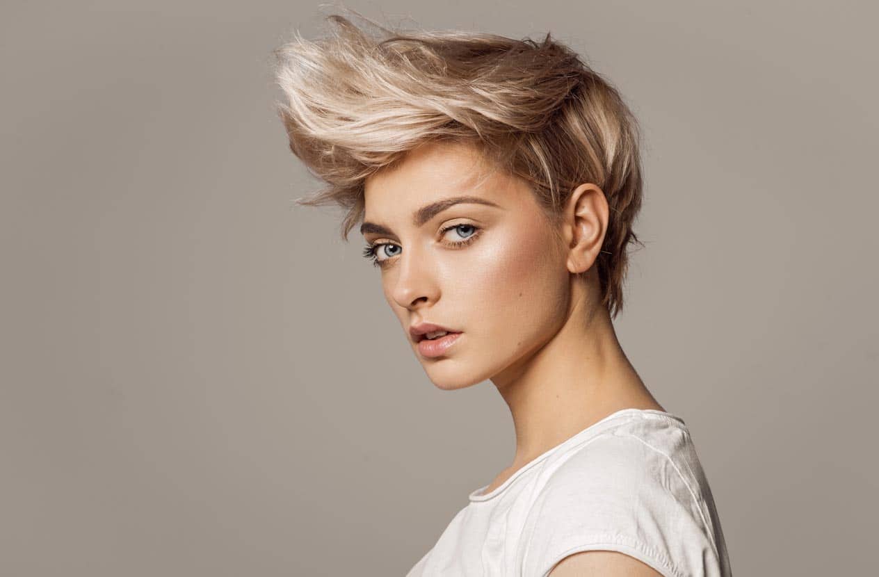 Portrait d'une jeune fille avec une coiffure blonde fashion