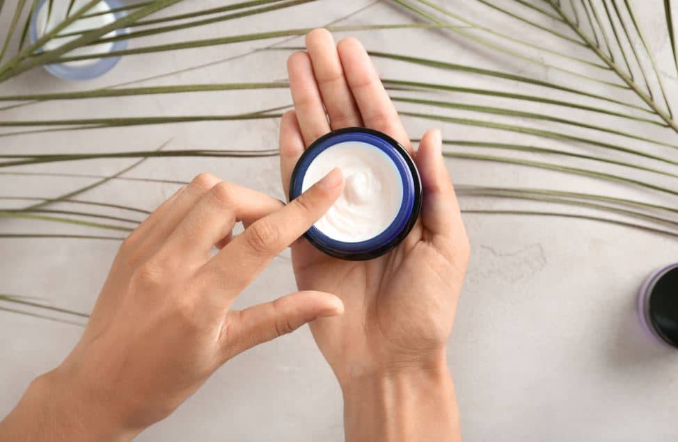 Femme Qui Prend De La Creme Pour Le Visage