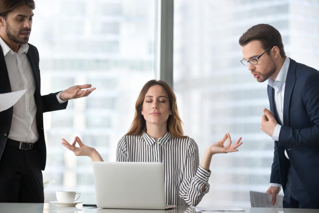 Femme calme, gestion du stress en milieu de travail