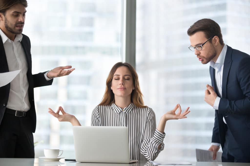 Femme calme, gestion du stress en milieu de travail 