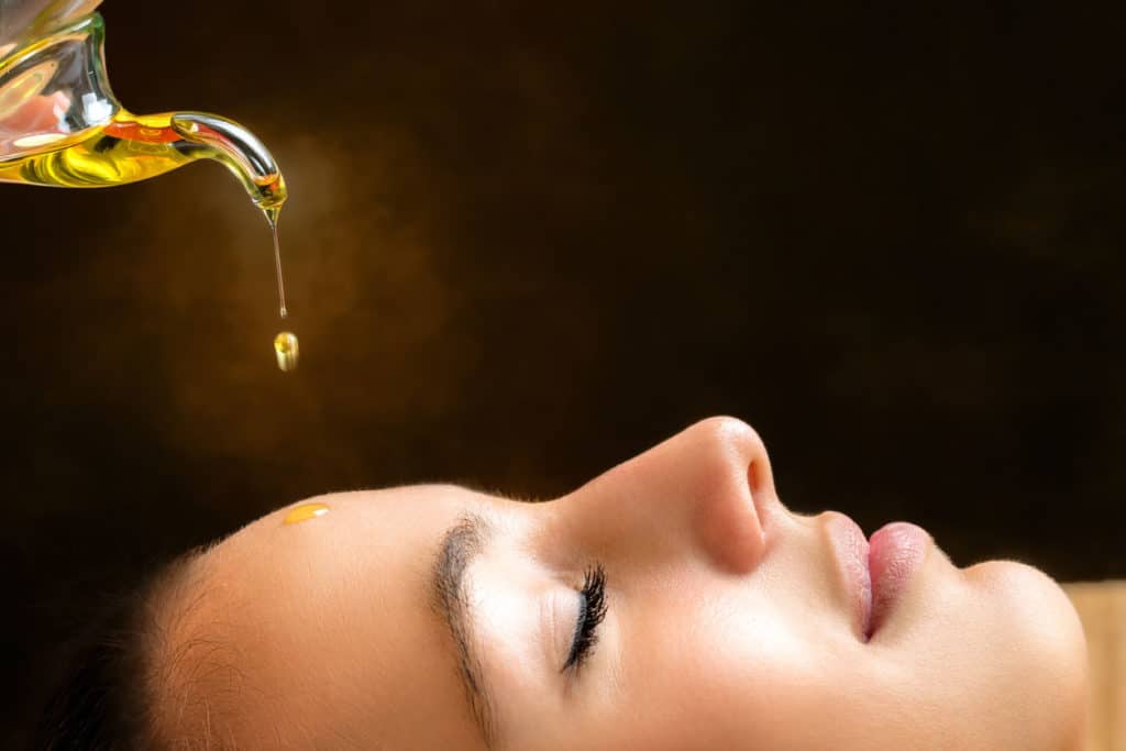 huile de sesame versee sur le visage d'une femme