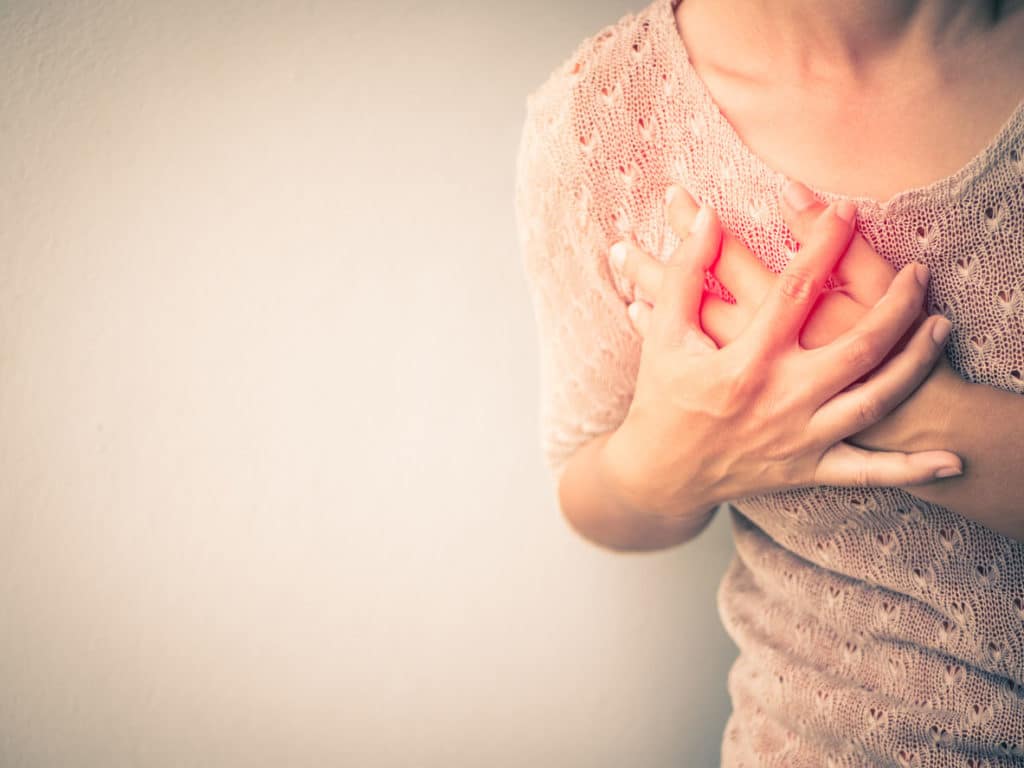 Femme ayant une douleur sur le sein gauche