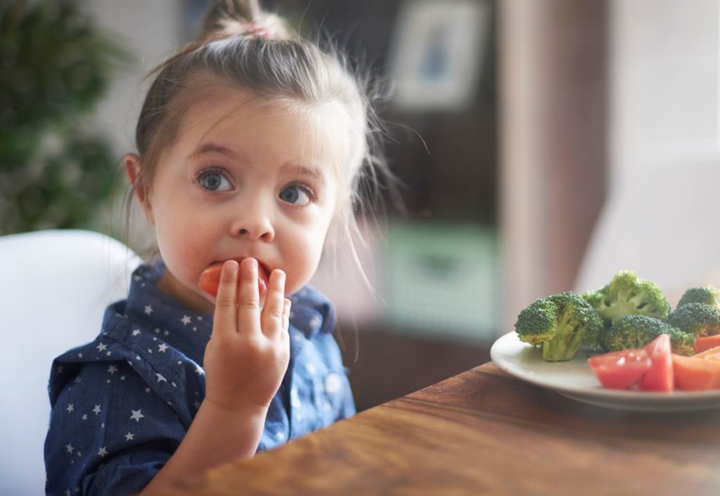 Enfant Mange Légumes 