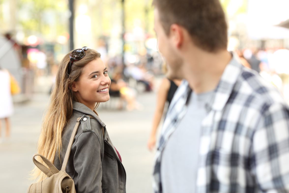 Homme Attiré Par Femme