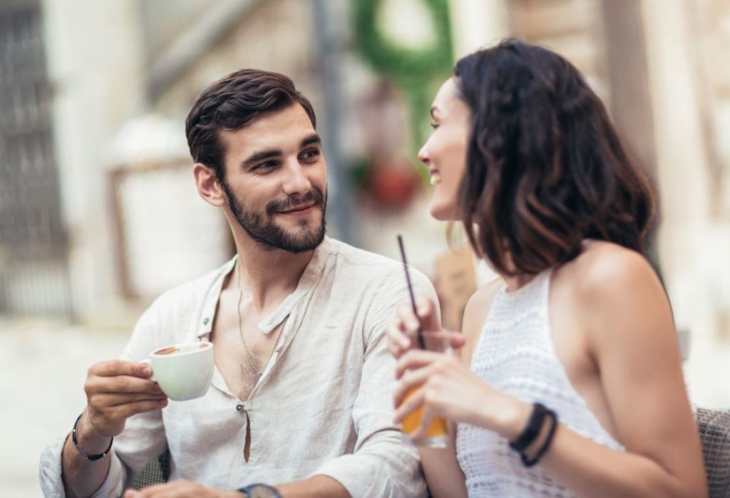 Homme écoute Femme