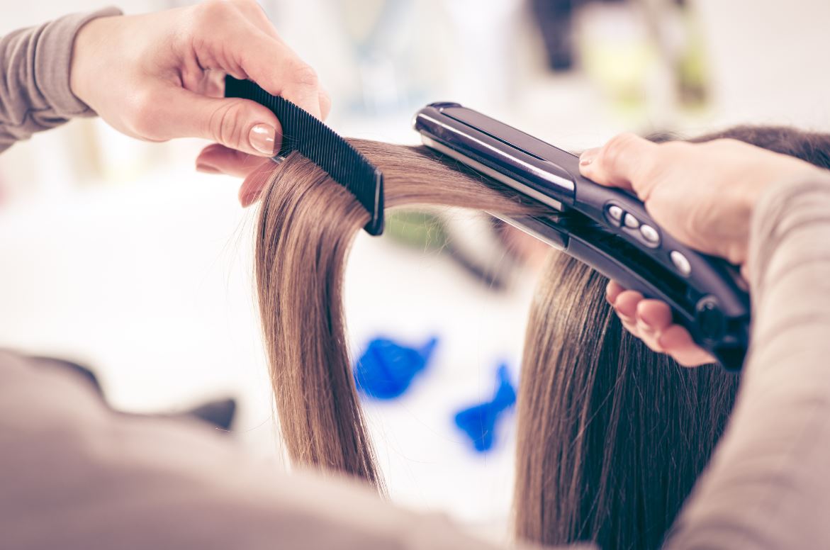 Comment avoir les cheveux lisses ? Les meilleurs soins et astuces du
