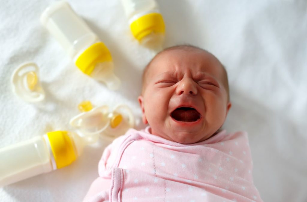 Bebe Pleure Pendant Le Biberon Pourquoi Et Comment Reagir