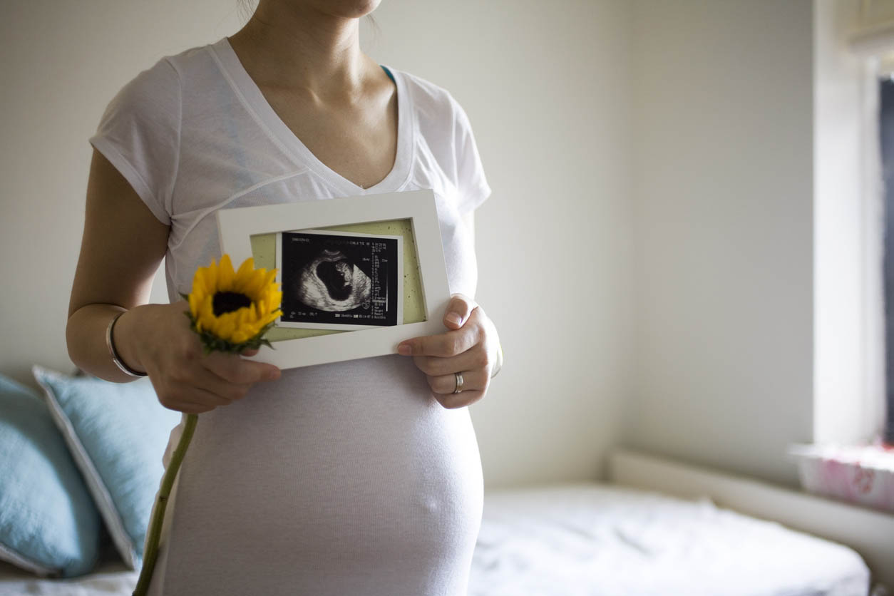 femme enceinte montrant une Échographie image