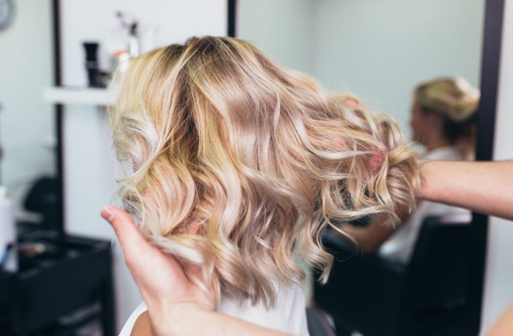 Balayage blond : Tout savoir pour des mèches blondes réussies