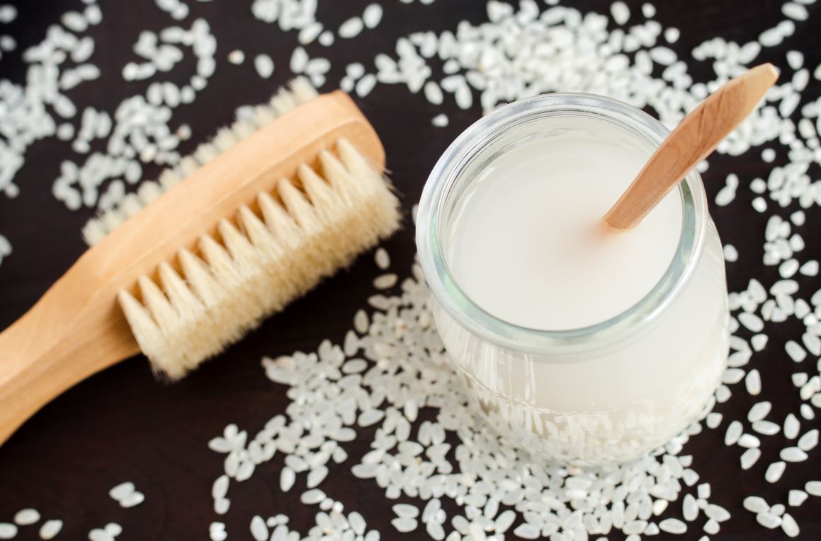 Eau de riz : Utilisation beauté et bienfaits naturels pour vos cheveux