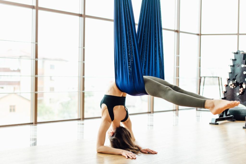 Fly yoga Pratique, déroulement d'une séance, bienfaits, tarifs