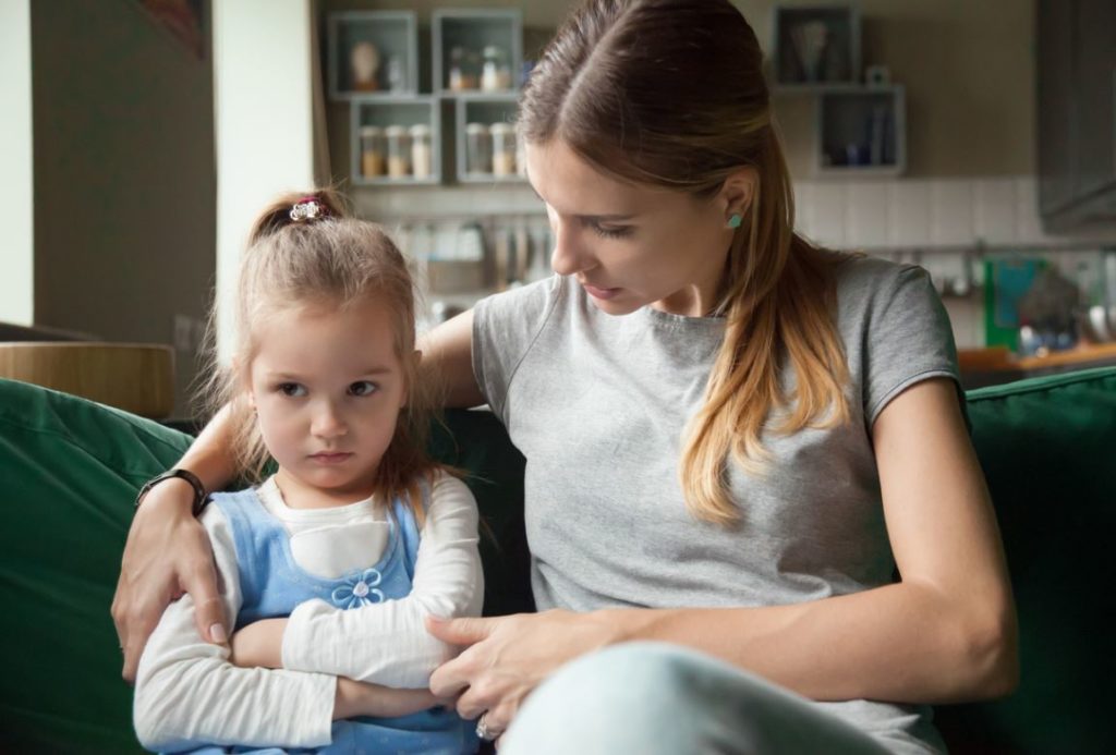 Femme Parle A Enfant Desobeit