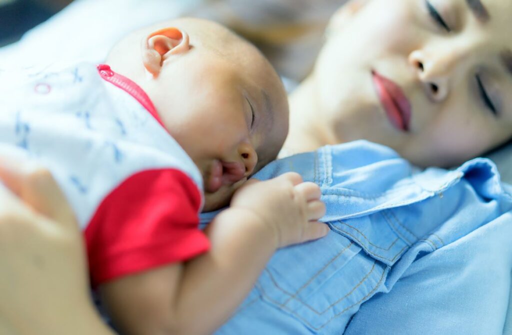 Femme Dort Avec Son Bebe Maternage