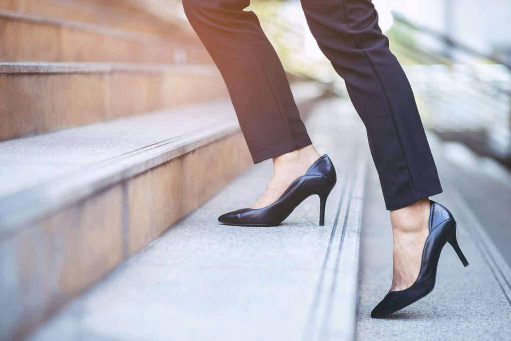 pieds femmes avec escarpins