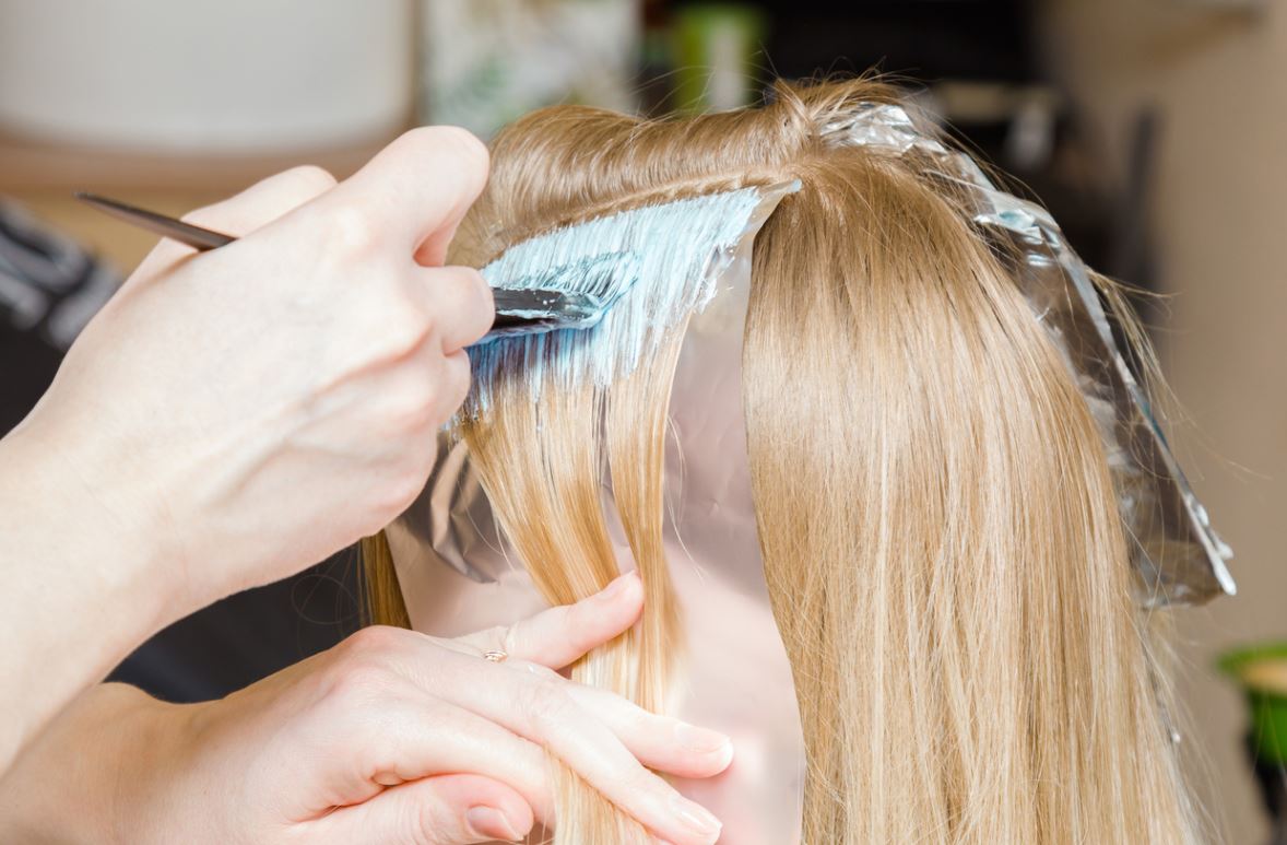 Coloration des cheveux : la patine, une crème de soin colorante