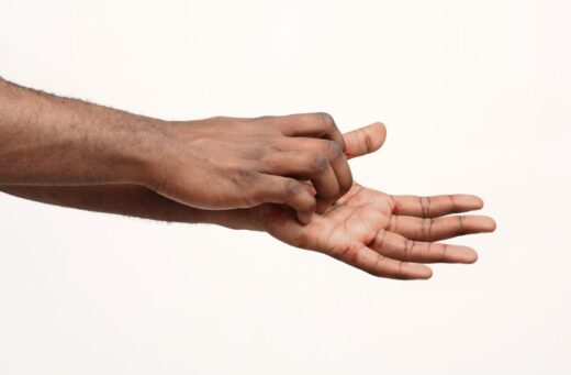 Paume De Main Gauche Qui Gratte Signification www.femmes-references.com