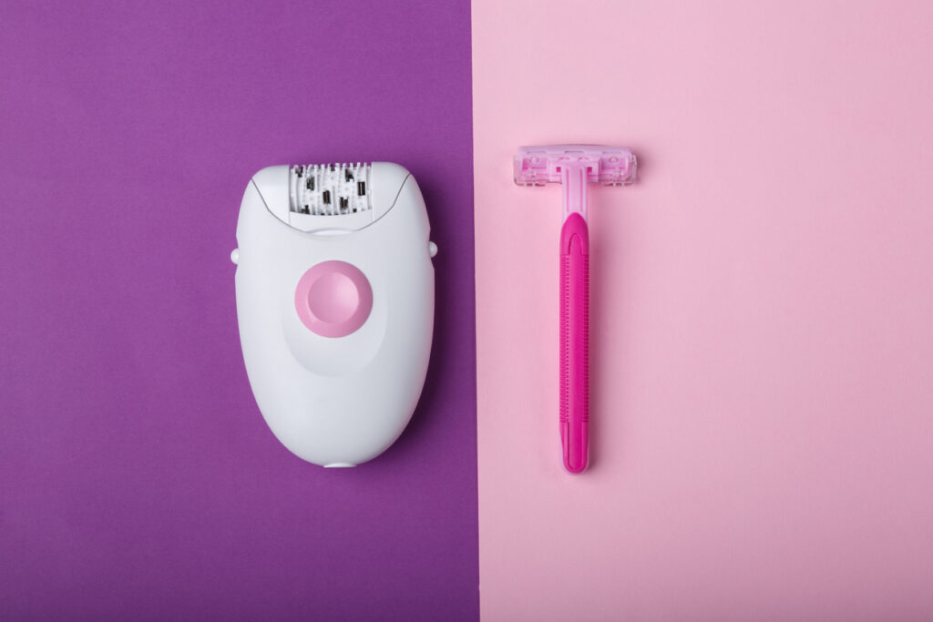 Epilateur, rasoir jetable, sur un fond rose