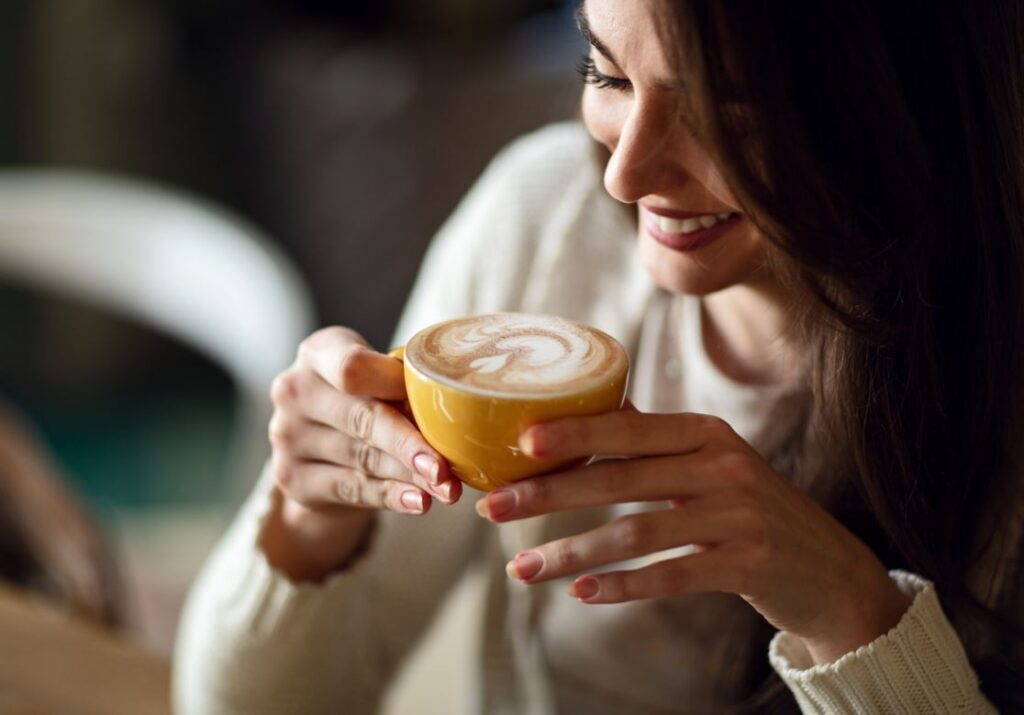 Femme Boit Du Café